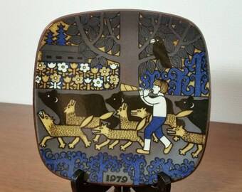 Arabia wall plate 1979 Kalevala design Raija Uosikkinen. Finland