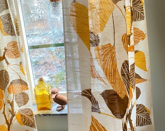 Ensemble de deux rideaux à fleurs scandinaves vintage en tissu de feuilles des années 1960.