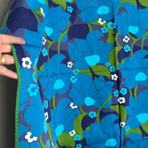 Tovaglia vintage anni '70 blu, tessuto floreale audace verde, arte murale scandinava, cuscini. Mezzo secolo. immagine 1
