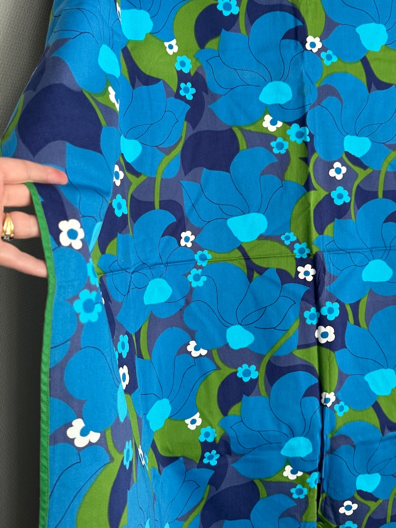 Tovaglia vintage anni '70 blu, tessuto floreale audace verde, arte murale scandinava, cuscini. Mezzo secolo. immagine 1