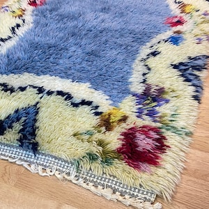 Tapete sueco vintage Rya: carpete azul floral de pelo alto, década de 1960