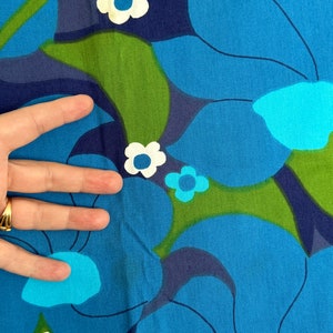 Tovaglia vintage anni '70 blu, tessuto floreale audace verde, arte murale scandinava, cuscini. Mezzo secolo. immagine 7