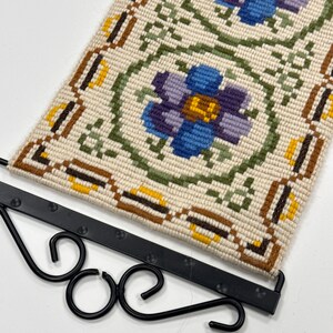 美しいヴィンテージの手刺繍花柄ウォールデコ | 1970年代の魅力