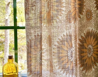 Cortinas florales escandinavas de los años 70: elegancia atemporal para hogares modernos