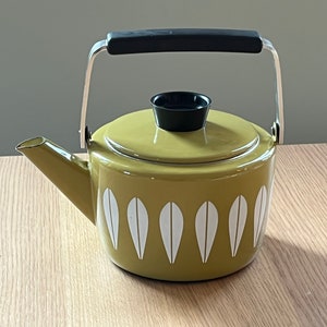 Mid Century Cathrineholm Lotus Teapot, Olive Green Enamel Kettle from 60s Norway.