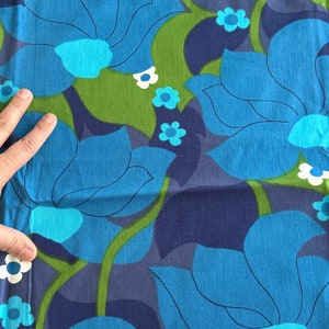 Tovaglia vintage anni '70 blu, tessuto floreale audace verde, arte murale scandinava, cuscini. Mezzo secolo. immagine 3