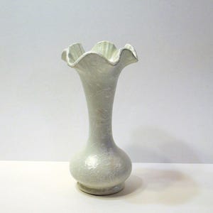 Vintage Shawnee Cameo Flower Vase Splatter White on Gray Ruffled Edge 2512