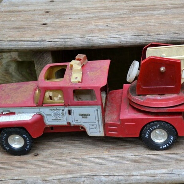 Vintage NYLINT Metal Fire Truck Toy Hook Ladder Truck Rusty Weathered Faded Shelf Display Rustic Yard Art Parts Nostalgia Panchosporch