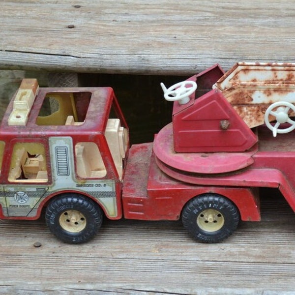 Vintage NYLINT Metal Fire Truck Toy Hook Ladder Truck Rusty Weathered Faded Shelf Display Rustic Yard Art Parts Nostalgia Panchosporch