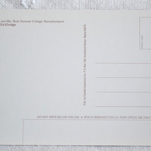 K&ouml;nnte beinhalten: Eine Postkarte mit einem Foto des Sommerhauses von Pr&auml;sident und Frau Bush in Kennebunkport, Maine. Die Postkarte wird von Coastal Exposures Inc. herausgegeben und enth&auml;lt den Text "Pub. by Coastal Exposures Inc. P.O. Box 709, Southwest Harbor, Maine 04679".