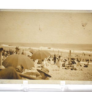 Carte postale vintage ASBURY PARK Scène de plage du New Jersey, les gens prennent le soleil, sépia, carte postale souvenirs, souvenirs éphémères, papier PanchosPorch