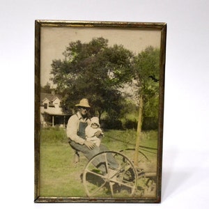 Photographie encadrée vintage : paysan, bébé sur la charrue, cadre de table en laiton