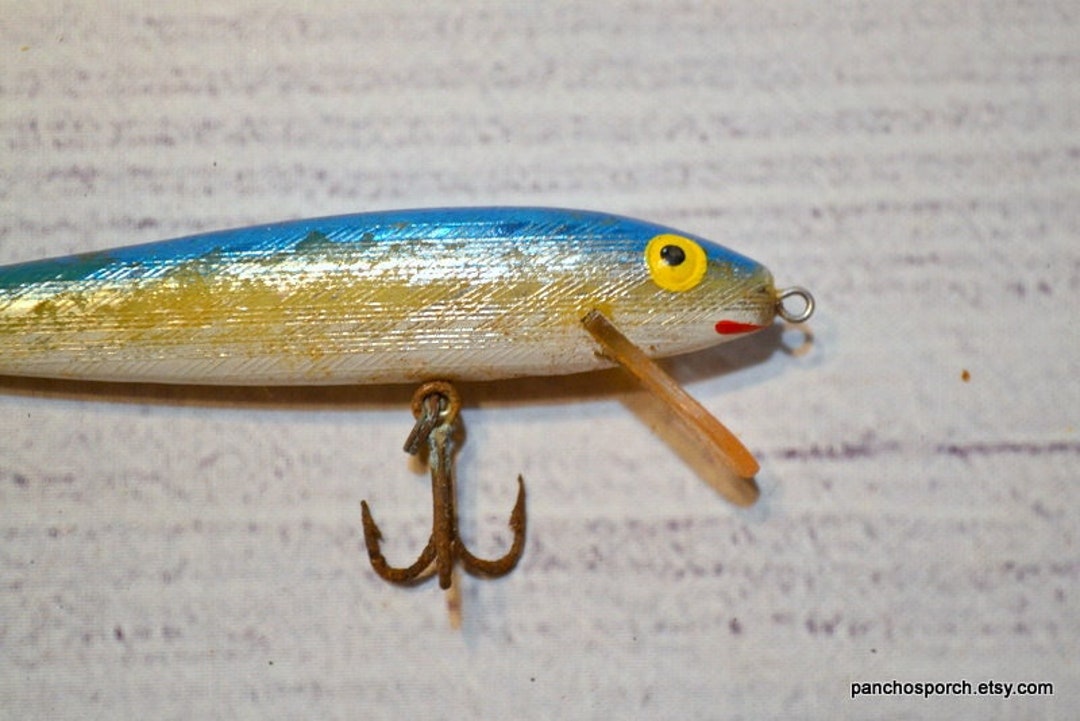 Vintage Rebel Fishing Lure Blue Shiny Shimmering Minnow Fish Bait With  Hooks Rustic Rusty Hooks Craft Supply Panchosporch -  Canada