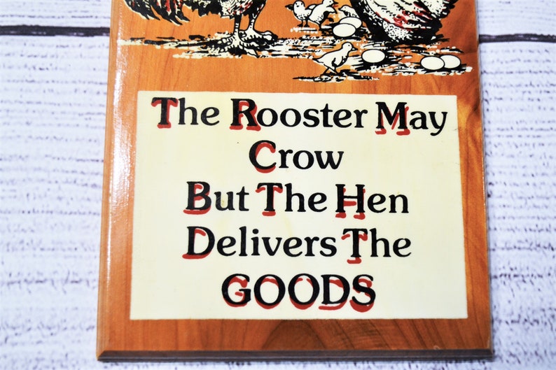 PXIYOU Targa In Metallo Vintage Per Fattoria 'The Gallo May Crow But The Hen Delivers The Goods' - 20,5x30,5 Cm - Decorazione Da Parete Retrò