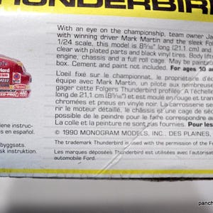 Puede incluir: Kit de modelo Folgers Thunderbird vintage, escala 1/24, en pl&aacute;stico rojo y transparente. La caja presenta texto en ingl&eacute;s y espa&ntilde;ol, con una vista parcial del lateral del coche, incluyendo el neum&aacute;tico Goodyear. El modelo mide 21,1 cm de largo.