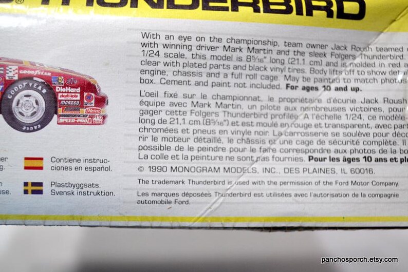 Puede incluir: Kit de modelo Folgers Thunderbird vintage, escala 1/24, en pl&aacute;stico rojo y transparente. La caja presenta texto en ingl&eacute;s y espa&ntilde;ol, con una vista parcial del lateral del coche, incluyendo el neum&aacute;tico Goodyear. El modelo mide 21,1 cm de largo.