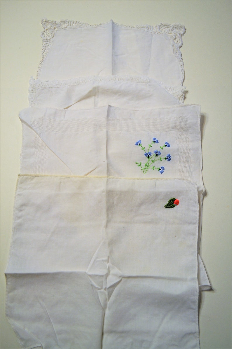 Vintage Ladies Hankie Set of 4 Lace Edge Embroidered Handkerchief Linens PanchosPorch
