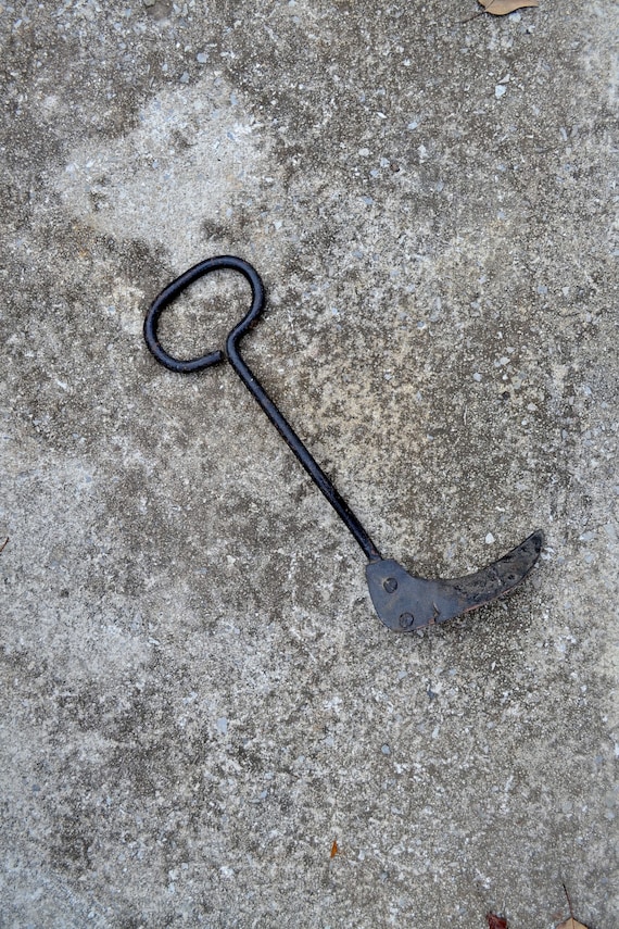 Vintage Metal Hand Sickle Grass Cutter Farm Garden Tool Old Rusty