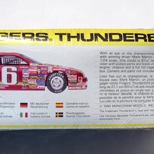 Puede incluir: Un kit de modelo Folgers Thunderbird en una caja. El coche de carreras rojo tiene el n&uacute;mero 6 y la marca Folgers. La caja es amarilla y tiene el logotipo de Monogram.
