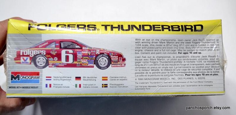 Puede incluir: Un kit de modelo Folgers Thunderbird en una caja. El coche de carreras rojo tiene el n&uacute;mero 6 y la marca Folgers. La caja es amarilla y tiene el logotipo de Monogram.