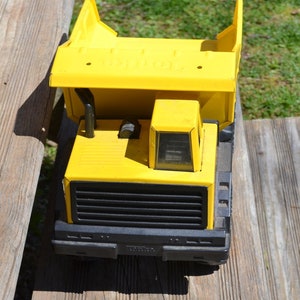 Vintage camion à benne basculante TONKA XMB-975 tout en acier embouti, camion jouet jaune noir enfance nostalgie homme des cavernes jouet de collection PanchosPorch image 6