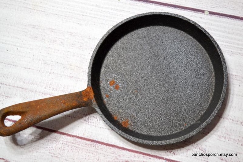 Vintage 5 Inch Cast Iron Skillet, Farmhouse Kitchen Decor bild 2