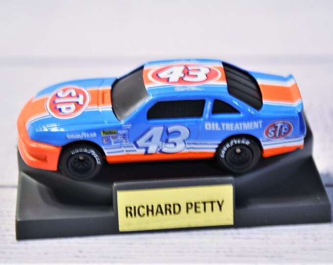 Vintage Richard Petty 43 Diecast Car Stand 1/64 Scale NASCAR