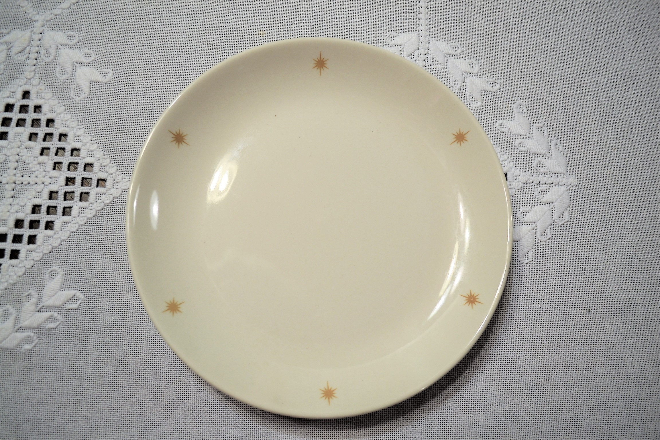 Homer Laughlin Vintage White Embossed Fruit Rim Luncheon Plate Restaurant Ware Homer Laughlin Vintage White Embossed Fruit Rim Luncheon Plate Restaurant Ware