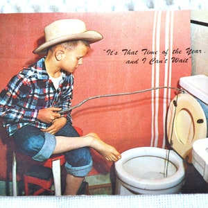 Carte postale vintage FISHING FEVER, garçon pêchant dans les toilettes, souvenir amusant, carte postale usagée, souvenirs, papier publicitaire éphémères PanchosPorch