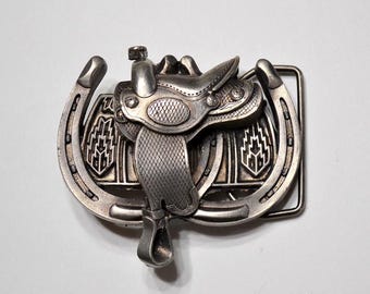 Vintage Pewter Cowboy Belt Buckle: Saddle & Horseshoe Design  display picture 2