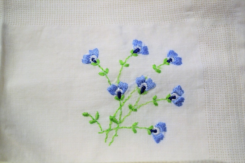 Vintage Ladies Hankie Set of 4 Lace Edge Embroidered Handkerchief Linens PanchosPorch