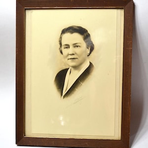 Vintage Sepia Woman Portrait: Framed Family Photo, Nostalgic Wall Decor
