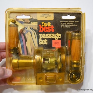 May include: A vintage "Do it Best" passage set in its original packaging. The set features a brass-colored lock and wooden handles. The packaging includes text that reads "Kensington Oak" and "adjustable latch fits 2-3/8" or 2-3/4" backset."
