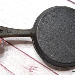 Vintage 5 Inch Cast Iron Skillet, Farmhouse Kitchen Decor bild 5