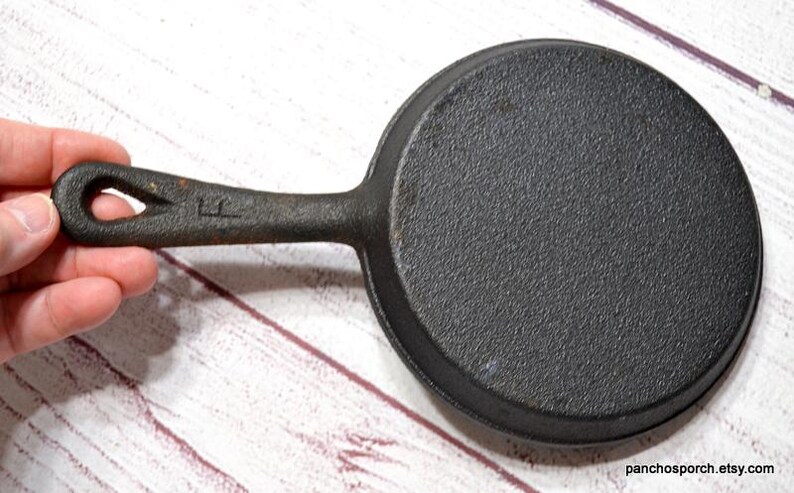 Vintage 5 Inch Cast Iron Skillet, Farmhouse Kitchen Decor bild 5