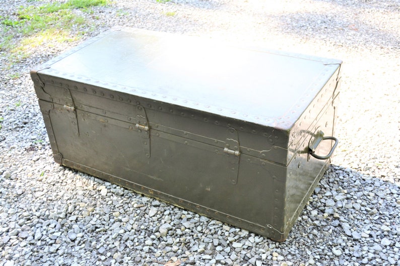 Military Trunk Coffee Table - How To Make A Vintage Trunk Table Youtube / It was in decent shape when i bought it at a thrift shop called the pric.