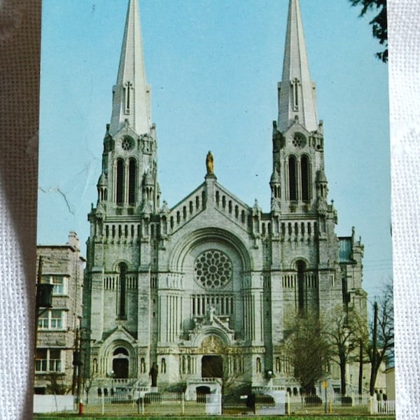 Vintage QUEBEC CANADA Postcard The Basilica Used Post Card Memorabilia Advertising Paper Ephemera PanchosPorch