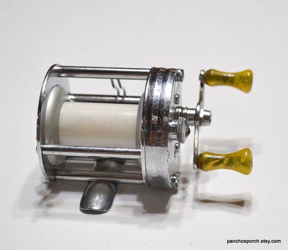 1960s fishing reels Vintage of Sweden (Schiffer Book for Collectors): Skupien, Daniel: 9780764316029 Books 1960s fishing hi-res stock photography