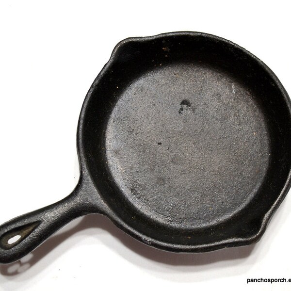 Vintage Mini Cast Iron Frypan Small Little Miniature Frying Pan Skillet One Egg Individual Rustic Kitchen Wall Decor Panchosporch