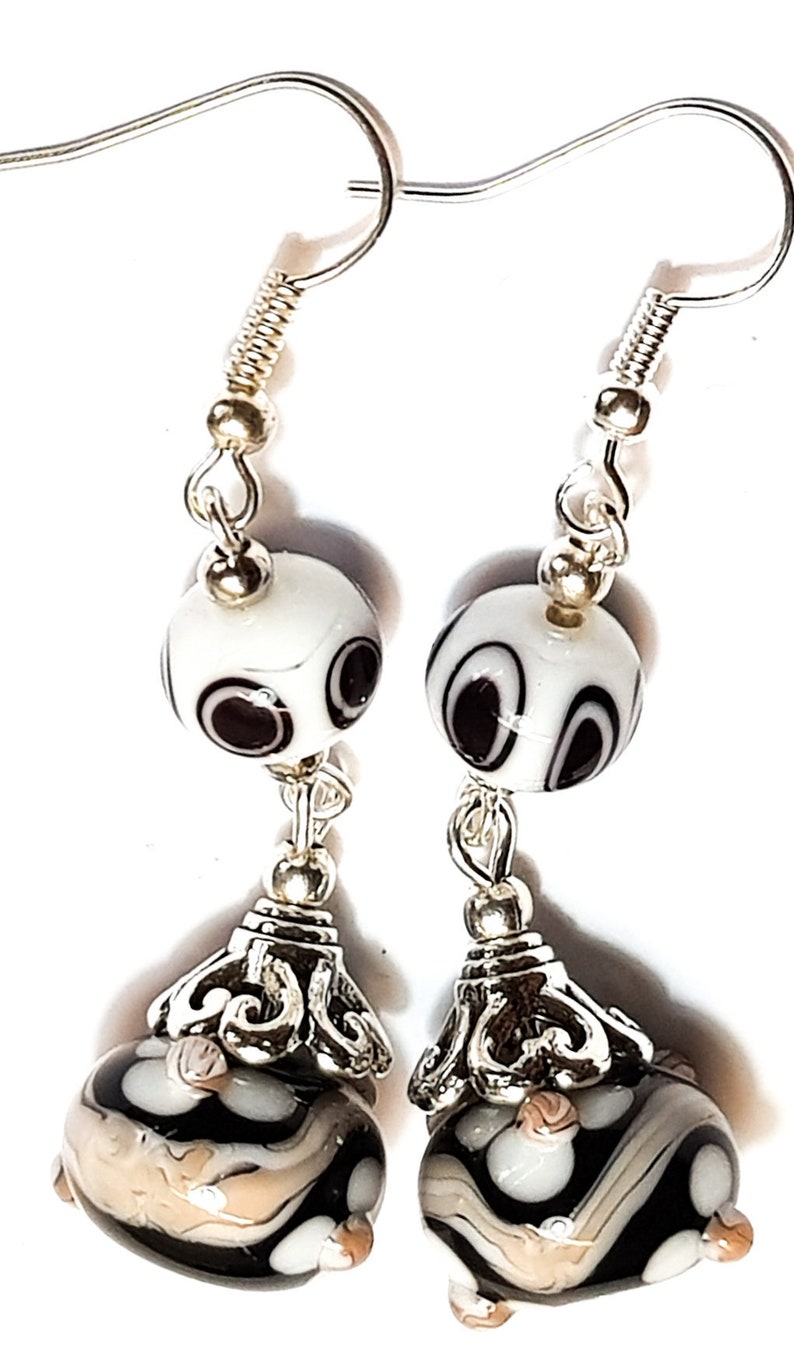 Long Silver Plated Pink Black /& White Daisy Flower Lampwork Glass Bead Pierced Earrings
