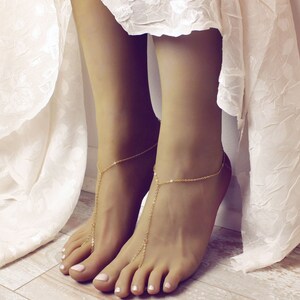 MInimalist barfuß Sandalen Gold Fußkettchen Golden Foot Schmuck minimalistische Sandalen Gold Zehen zu Knöchel Ring Gypsy Sandalen Boho Schmuck Leona Bild 5