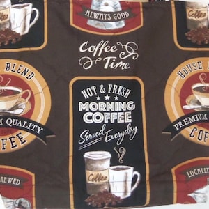 Puede incluir: Un bolso de tela acolchada con fondo marr&oacute;n y un patr&oacute;n repetitivo de tem&aacute;tica cafetera. El dise&ntilde;o incluye ilustraciones de tazas de caf&eacute;, granos de caf&eacute; y textos como "Coffee Time", "Hot & Fresh Morning Coffee" y "Always Good".