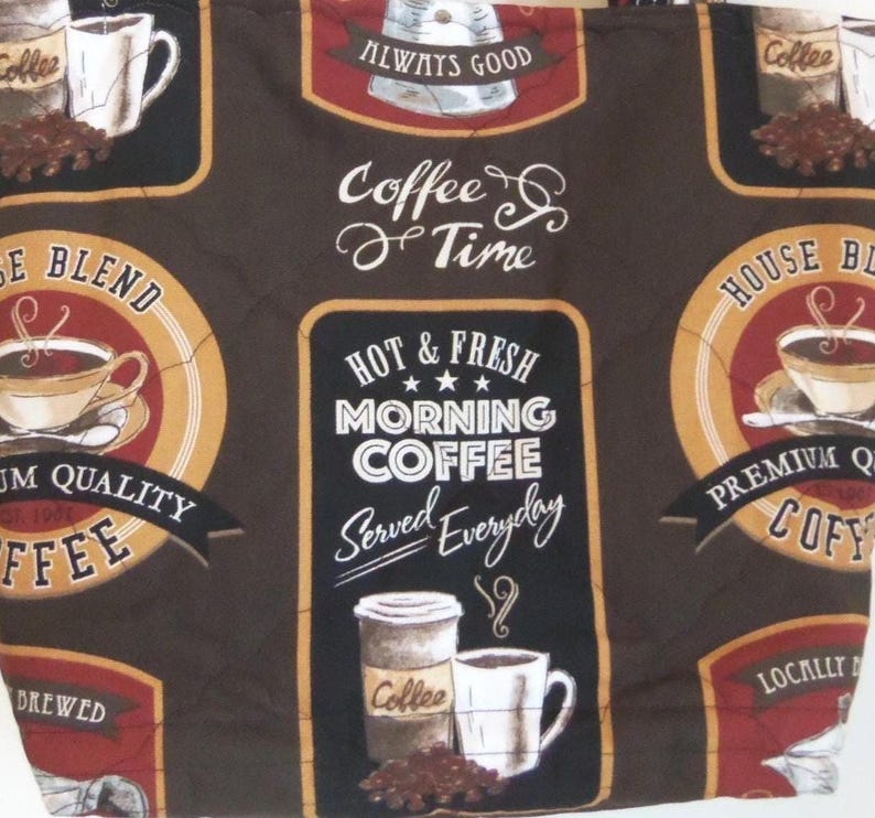 Puede incluir: Un bolso de tela acolchada con fondo marr&oacute;n y un patr&oacute;n repetitivo de tem&aacute;tica cafetera. El dise&ntilde;o incluye ilustraciones de tazas de caf&eacute;, granos de caf&eacute; y textos como "Coffee Time", "Hot & Fresh Morning Coffee" y "Always Good".