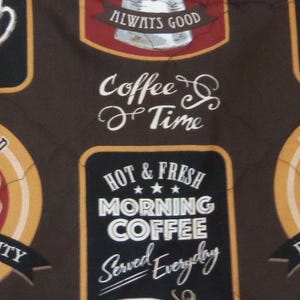 Puede incluir: Una tela de color marr&oacute;n oscuro con un patr&oacute;n repetitivo de tem&aacute;tica cafetera. El dise&ntilde;o incluye etiquetas circulares y rectangulares con textos como "House Blend", "Premium Quality Coffee", "Hot & Fresh Morning Coffee" y "Coffee Time".