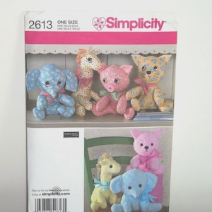 Könnte beinhalten: Ein Simplicity 2613 Schnittmusterumschlag mit Abbildungen von Stofftieren, darunter ein blauer Elefant, eine Giraffe, ein rosa Schwein und eine gelbe Katze mit Blumenmustern sowie ein zweites Set aus einfarbigen Plüschtieren mit Schleifen.