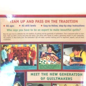 K&ouml;nnte beinhalten: Ein rechteckiger Buchumschlag mit rotem Rand, der den Text TEAM UP AND PASS ON THE TRADITION und MEET THE NEW GENERATION OF QUILTMAKERS enth&auml;lt. Der Umschlag zeigt drei kleine Fotos von Personen, die an Steppdecken arbeiten, sowie Text.