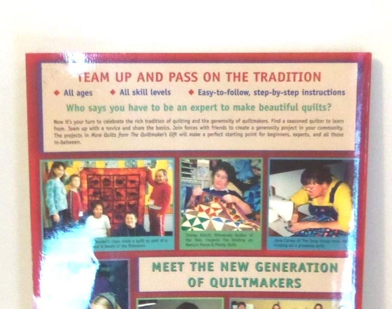 K&ouml;nnte beinhalten: Ein rechteckiger Buchumschlag mit rotem Rand, der den Text TEAM UP AND PASS ON THE TRADITION und MEET THE NEW GENERATION OF QUILTMAKERS enth&auml;lt. Der Umschlag zeigt drei kleine Fotos von Personen, die an Steppdecken arbeiten, sowie Text.