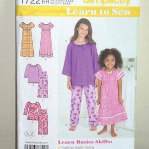 Könnte beinhalten: Simplicity Learn to Sew Schnittmuster 1722 HH. Das Schnittmuster zeigt Illustrationen von Kinder-Nachtwäsche, darunter Kleider und Pyjama-Sets. Das Schnittmuster enthält Anweisungen zum Herstellen eines elastischen Gehäuses, zum Annähen von Spitzenbesatz und zum Nähen von Raglanärmeln.