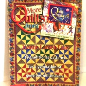 K&ouml;nnte beinhalten: Ein Buch mit dem Titel More Quilts from Joanne Larsen Line mit 19 traditionellen Mustern f&uuml;r eine Generation gro&szlig;z&uuml;giger Quilter, mit einem kleineren Buch namens The Quiltmaker's Gift von Jeff Brumbeau und Gail de Marcken.