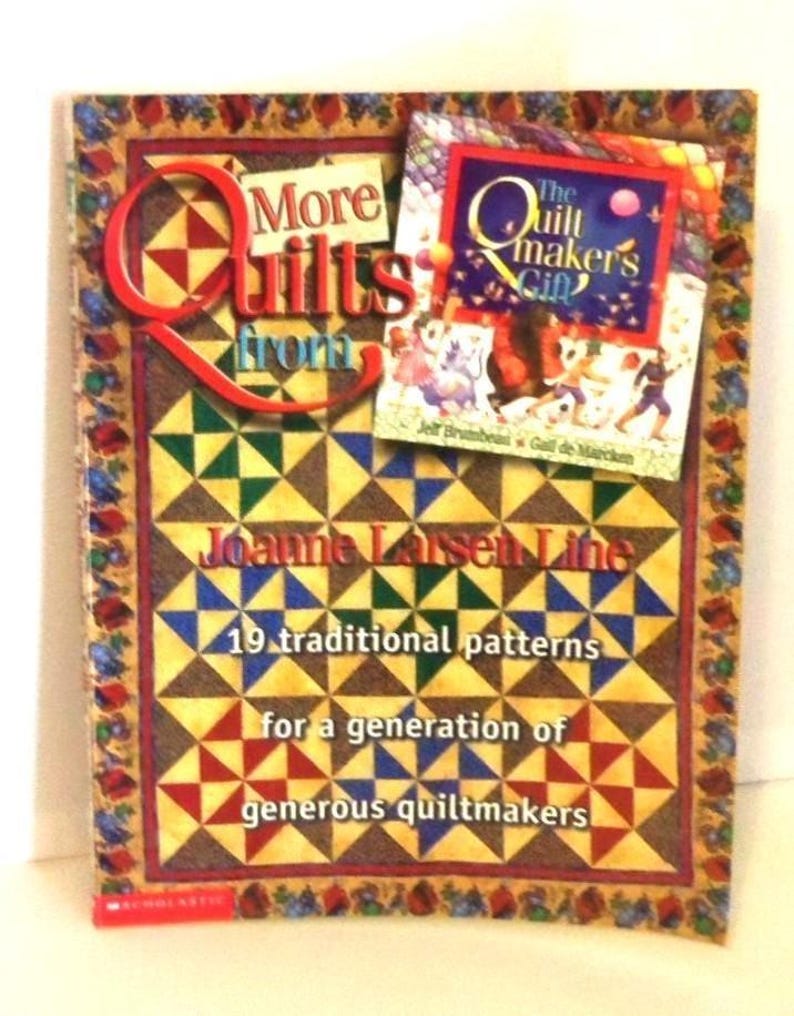 K&ouml;nnte beinhalten: Ein Buch mit dem Titel More Quilts from Joanne Larsen Line mit 19 traditionellen Mustern f&uuml;r eine Generation gro&szlig;z&uuml;giger Quilter, mit einem kleineren Buch namens The Quiltmaker's Gift von Jeff Brumbeau und Gail de Marcken.